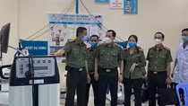 Deputy Minister Le Van Tuyen works with staff of Public Security Hospital 199