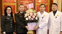 Public Security Newspaper visits hospitals on the Vietnamese Doctors’ Day