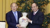 President Nguyen Xuan Phuc receives coach Park Hang-seo