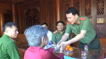 Deputy Minister Le Quoc Hung visits revolution contributors