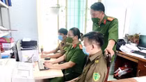 Communal police help local with family reunion
