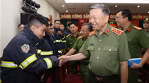 Minister To Lam visits fire and rescue force of Dong Da District Police Station