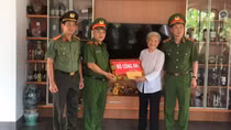 Deputy Minister Nguyen Van Long visits revolutionary contributors