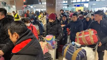 Second flight from Romania brings 291 Vietnamese evacuees from Ukraine back home