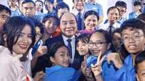 President joins orphans in "Going to school festival" in Da Nang city