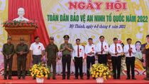 Deputy Minister Le Quoc Hung joins “All People Protecting National Security” Festival in Hoa Binh