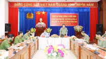 Deputy Minister Le Quoc Hung works with Ca Mau Provincial Police Department