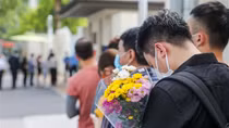 Vietnamese people line up to pay tribute to late Japanese PM Shinzo Abe