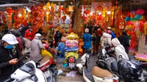 Bustling street in Hanoi gears up for upcoming Tet holiday