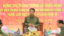 Deputy Minister Le Quoc Hung works with Guard Police High Command