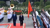 Laos PM arrives in Hanoi for official visit to Vietnam