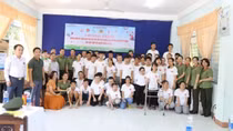 Charitable mission of police presents gifts to disabled people in Da Nang