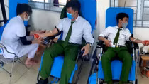 Two police officers donate blood to save life of a patient