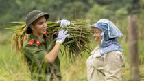 Police officers in Bat Xat help local people harvest agricultural crops