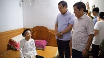 Major General Le Tan Toi visits Vietnamese Heroic Mother in Nghe An