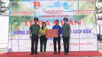 Police officers join hand in cleaning Da Nang beach