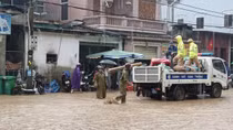 Nghe An police assist people in overcoming aftermath of storm and flood