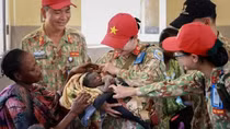 Vietnamese “blue beret” doctors help raise South Sudanese women's awareness of health care