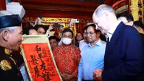 German chancellor Olaf Scholz takes night walk around Hanoi lake