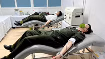 Policemen of Ha Tinh donate blood to save elderly patient