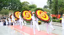 Party and State leaders pay floral tribute to late President Ho Chi Minh