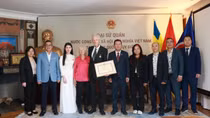 Vietnam awards commemorative medal to Swedish director Bo Öhlén