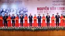 Party chief attends opening of exhibition on late leader