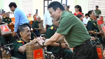 Minister Luong Tam Quang presents gifts to people with meritorious services in Phu Tho province