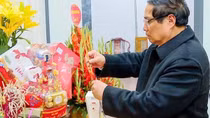 PM offers incense in commemoration of late Party chief