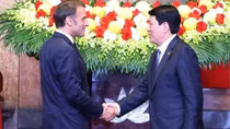 Vietnamese, French leaders hold joint press conference following talks