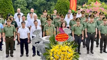 Deputy Minister Pham The Tung pays tribute to President Ho Chi Minh