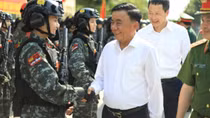 Permanent Member of the Party Central Committee’s Secretariat Tran Cam Tu encourages forces training for grand parade