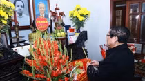 Government leader offers incense in tribute to late PM Pham Van Dong