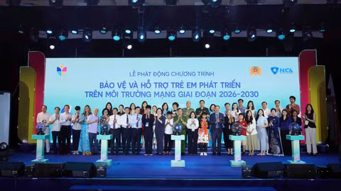 Delegates join group photo.