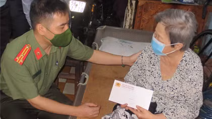 Young officers of DIC visit disadvantaged people in HCMC