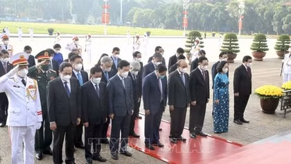 Party, State leaders pay tribute to late President Ho Chi Minh