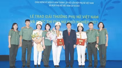 Outstanding policewomen receive Vietnam Women's Award 2021