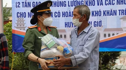 HCMC police offer necessities to poor people