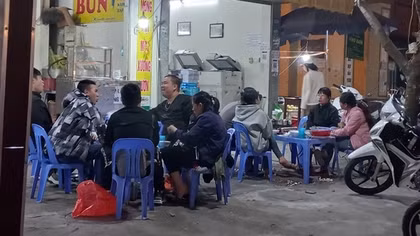 Hanoi considers non-essential services ban as COVID-19 cases surge