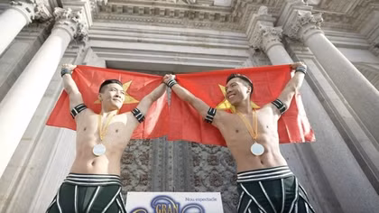 Vietnamese circus artists break world record in Spain