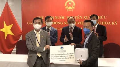 Vietnamese State leader meets overseas Vietnamese in US
