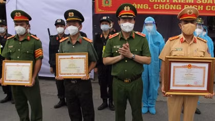 Outstanding police officers in fighting COVID-19 praised
