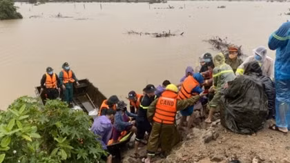 Police in Central provinces, Central Highlands conduct flood relief
