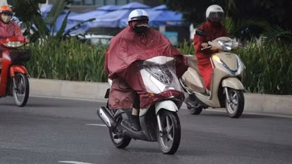 Hanoians bundle up as the capital is hit by early cold spell