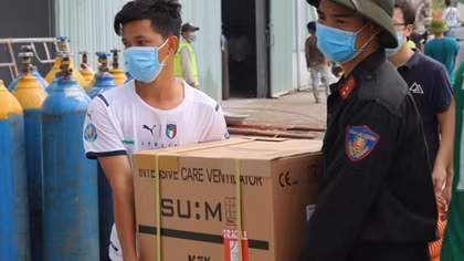 Mobile police officers of HCM City join construction of field hospital
