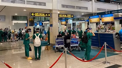 Nearly 1,000 medical volunteers return to Hanoi from HCM City