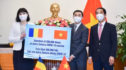 Vietnam receives 300,000 doses of COVID-19 vaccine from Romania