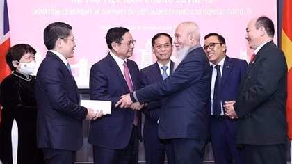 PM meets Vietnamese community in UK