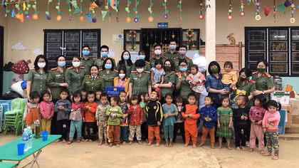 Meaningful gifts for students in Dien Bien Dong