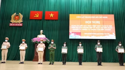 HCMC police praised for effort in ensuring security, fighting COVID-19